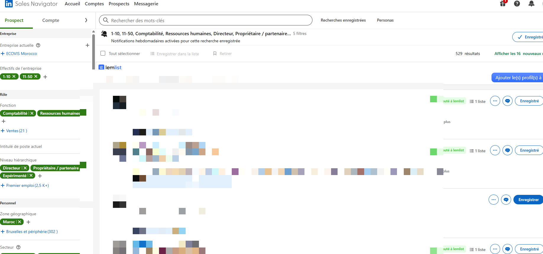 Capture d'écran de l'interface LinkedIn Sales Navigator avec un panneau latéral de filtres ICP (taille d'entreprise, secteur, fonction, ancienneté, signaux d'achat) et une liste de résultats de prospects qualifiés au centre. Vue typique du sourcing B2B avant export et injection dans une séquence d'emails automatisés Lemlist ou Instantly